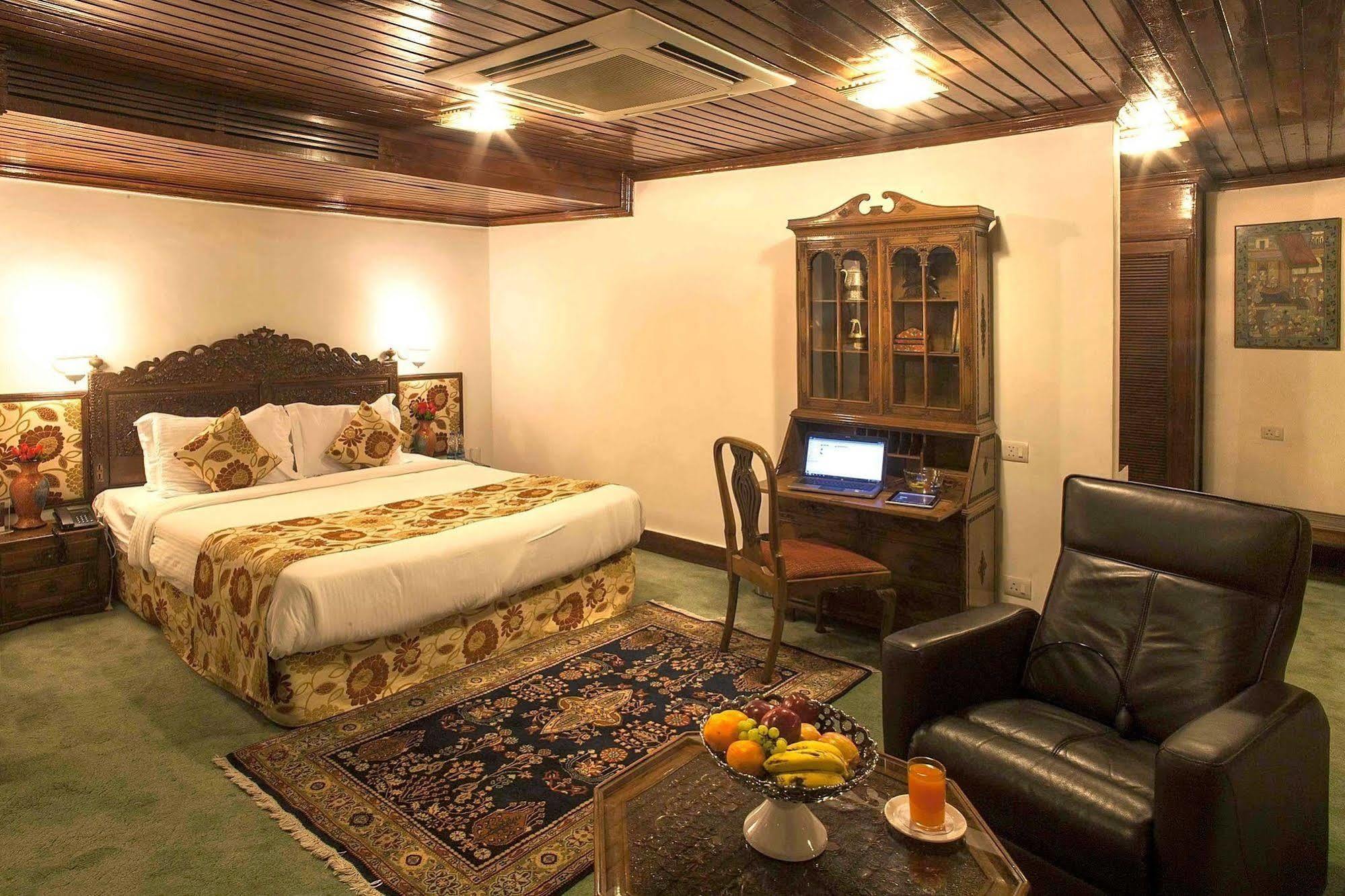Senator Pine N Peak Hotel Pahalgam Exterior photo